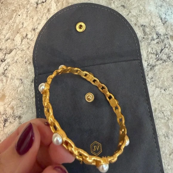 Julie Vos Palermo Pearl Bangle in 24k gold plate with imported glass pearls - Picture 3 of 3